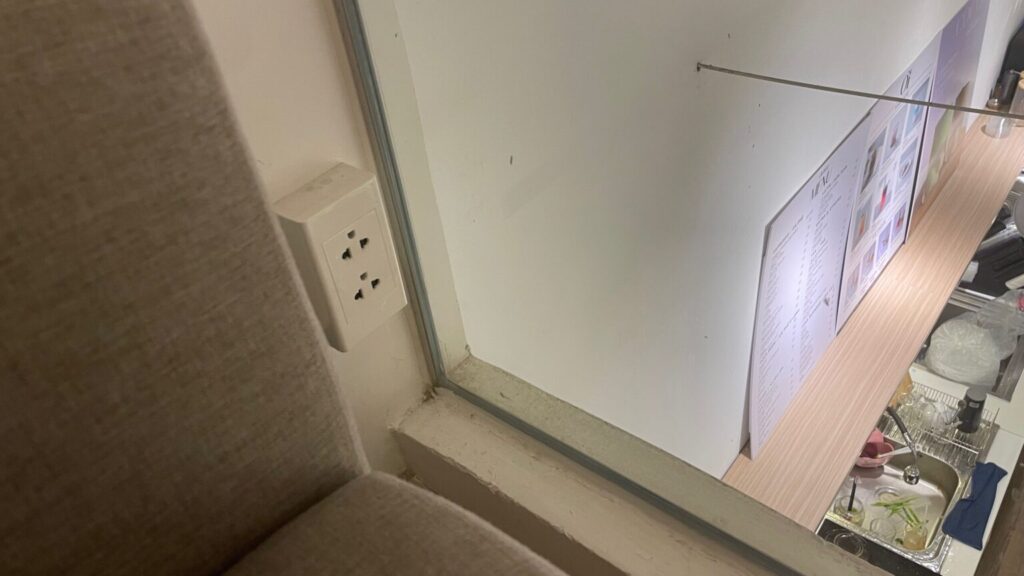 店内はコンセント・Wi-Fi完備